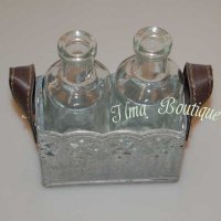 2 flesjes in een zinkenbakje met leren handvatten